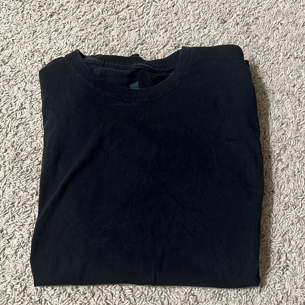 plain black t shirt